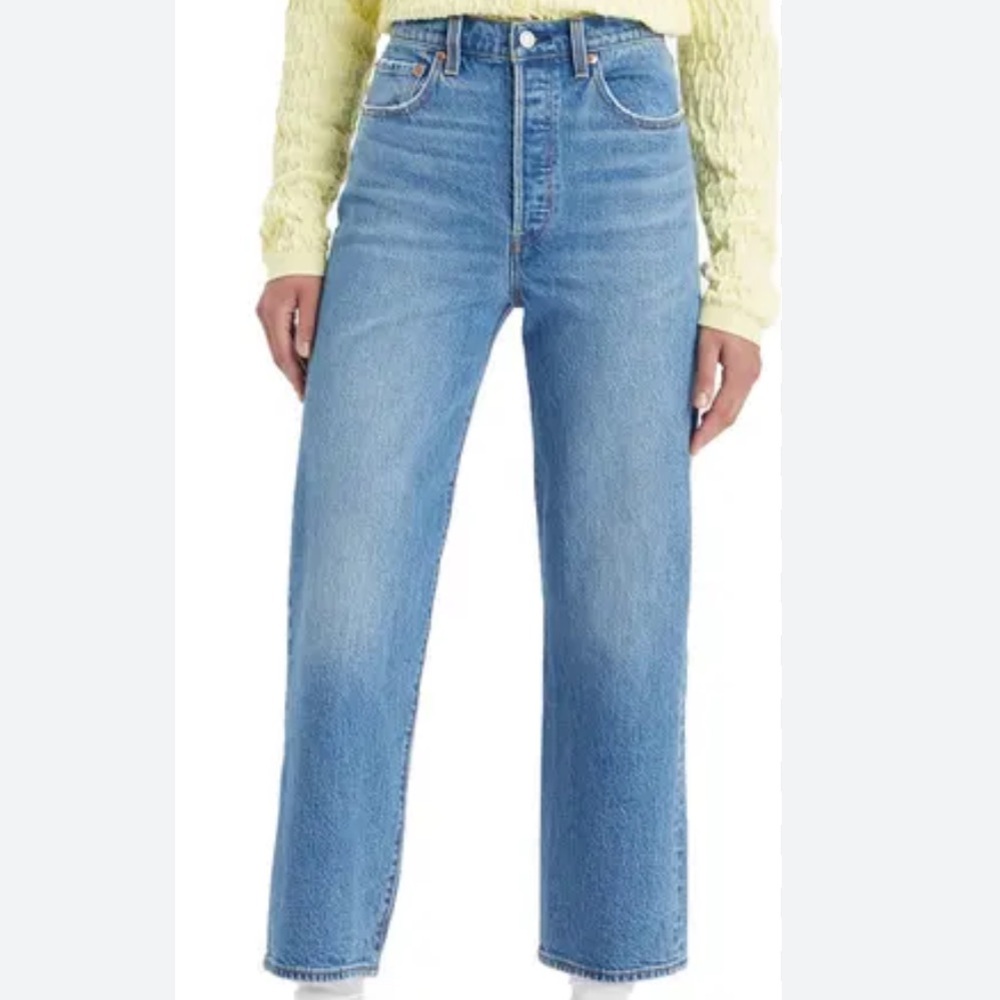 Levi's Women's medium Blue Ankle Jeans